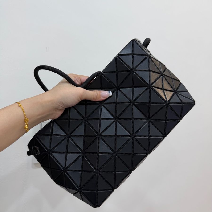 《仙闆名牌精品》ISSEY MIYAKE 三宅ㄧ生 BAOBAO LOOP MATTE 黑 幾何方格 側綁繩 斜背包 肩背包 手提包-16