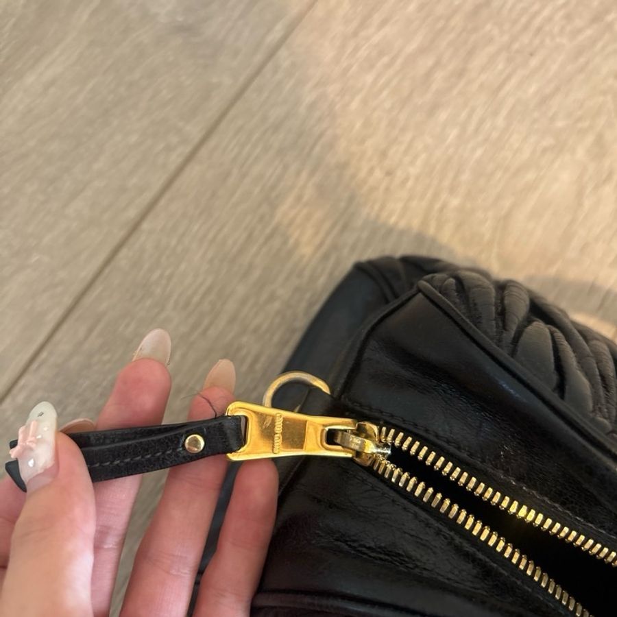 MiuMiu 黑金經典皺摺保齡球包-12
