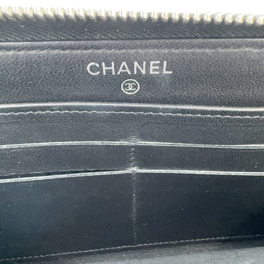 CHANEL黑色漆亮皮銀釦拉鍊長夾-10