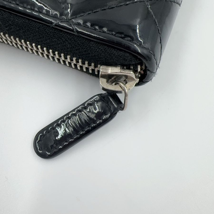 CHANEL黑色漆亮皮銀釦拉鍊長夾-16