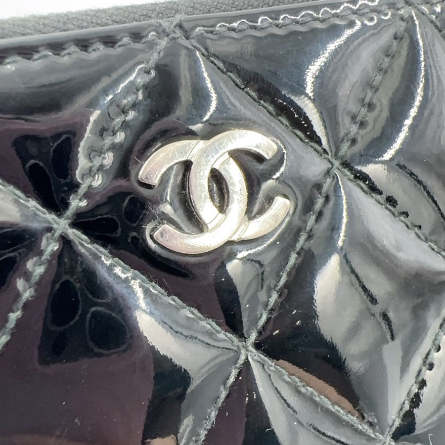 CHANEL黑色漆亮皮銀釦拉鍊長夾-19