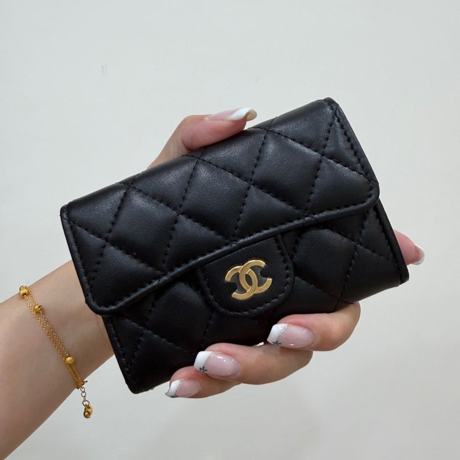 《仙闆名牌精品》chanel 香奈兒 雙C 菱格紋 羊皮 翻蓋 釦式 黑金 卡夾 卡包 零錢包 錢包 皮夾 短夾-2