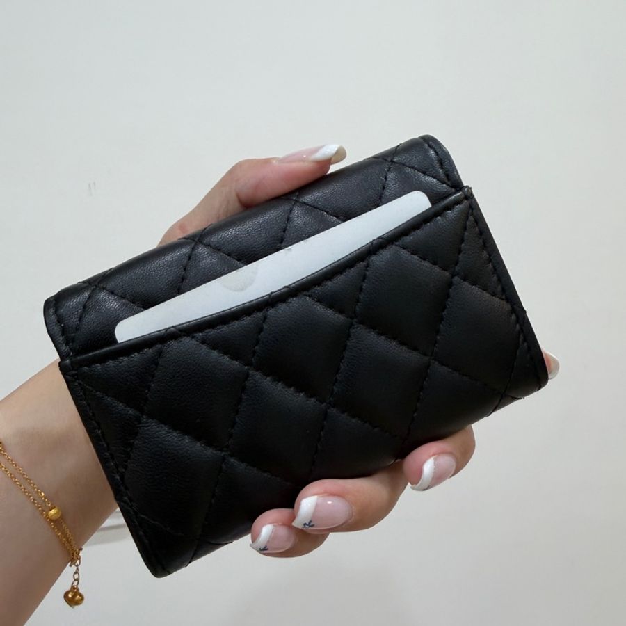 《仙闆名牌精品》chanel 香奈兒 雙C 菱格紋 羊皮 翻蓋 釦式 黑金 卡夾 卡包 零錢包 錢包 皮夾 短夾-3