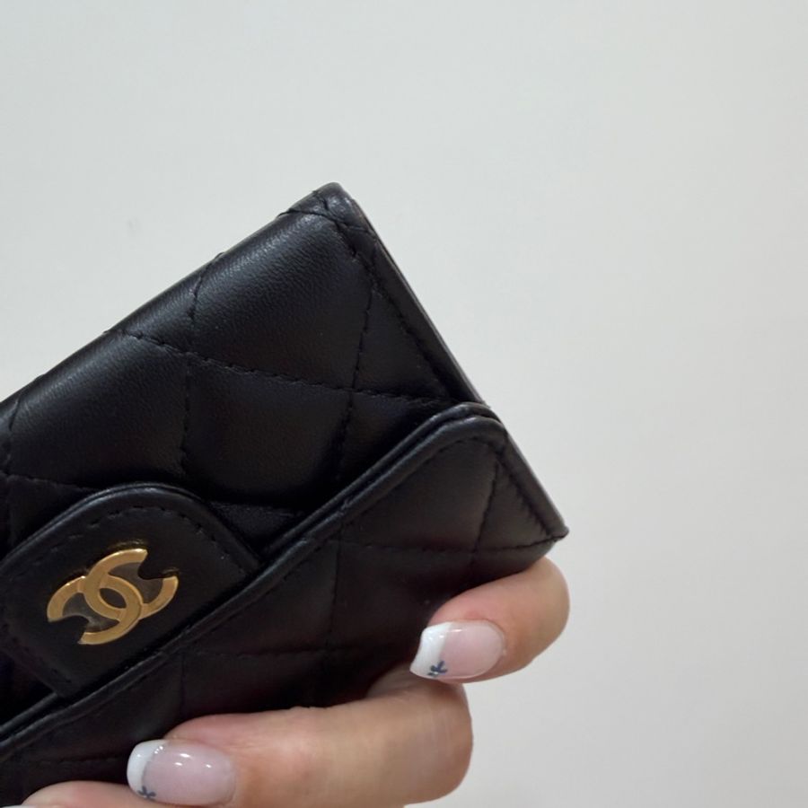 《仙闆名牌精品》chanel 香奈兒 雙C 菱格紋 羊皮 翻蓋 釦式 黑金 卡夾 卡包 零錢包 錢包 皮夾 短夾-6