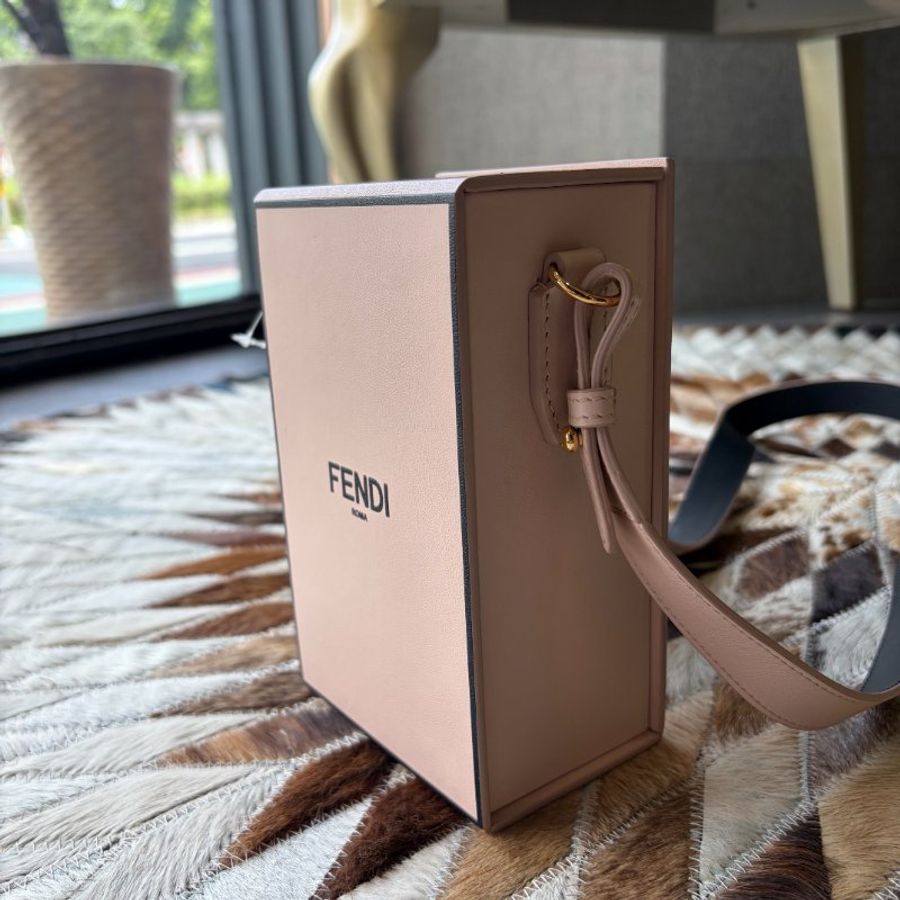 FENDI 素面牛皮硬殼斜背包 藕粉-2
