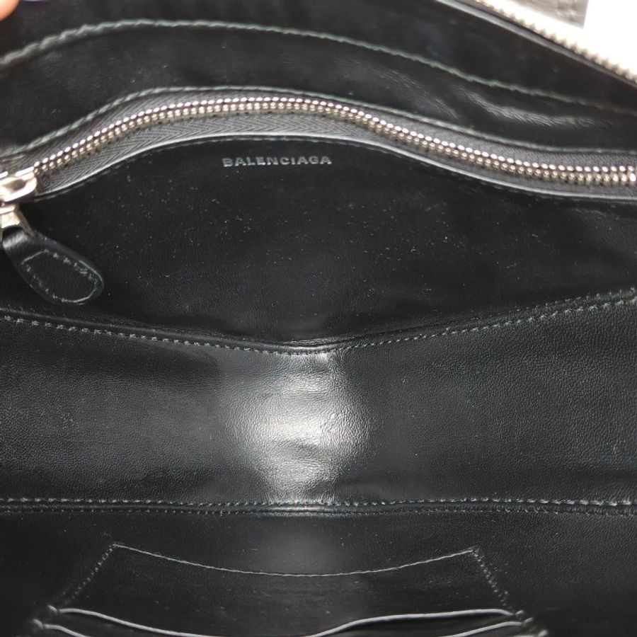 BALENCIAGA 三角包中号24深灰牛皮肩背包-4