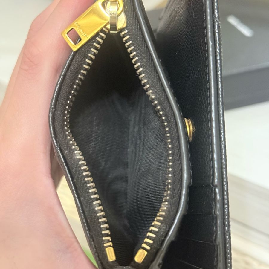 YSL Saint Laurent 魚子醬對開暗扣短夾-15