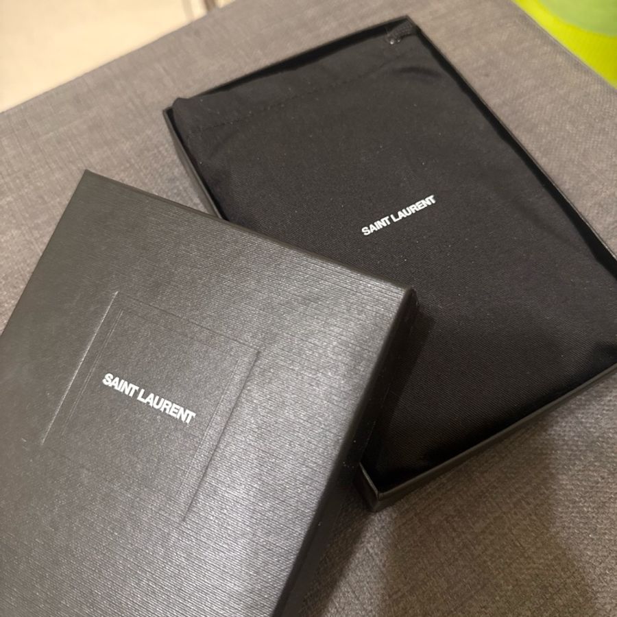YSL Saint Laurent 魚子醬對開暗扣短夾-16