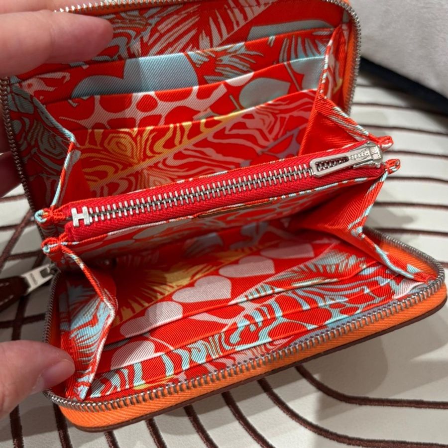 Hermes silk in compact ,stamp B-4