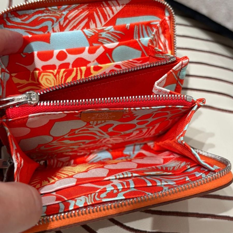 Hermes silk in compact ,stamp B-6