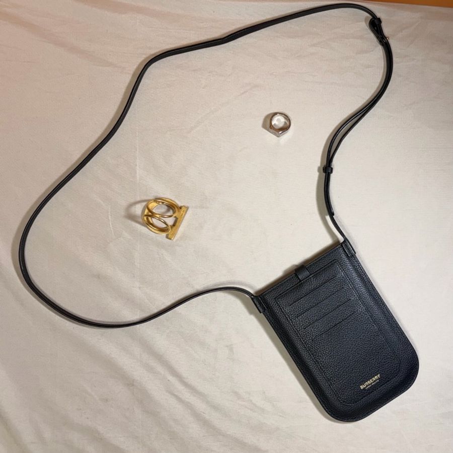‼️全台最甜 Burberry 巴寶莉 Tb 黑金logo手機包/斜背小包-3