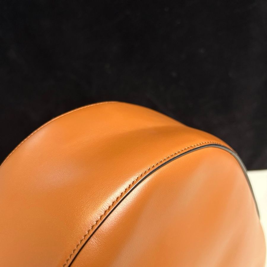 Prada/普拉達 新款 Symbol棕色牛皮hobo腋下單肩包 白標5/7 底長約36cm。-9