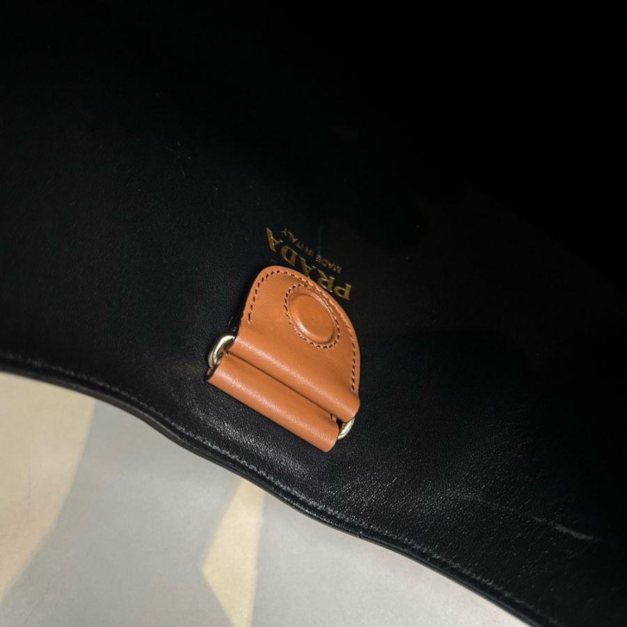 Prada/普拉達 新款 Symbol棕色牛皮hobo腋下單肩包 白標5/7 底長約36cm。-16