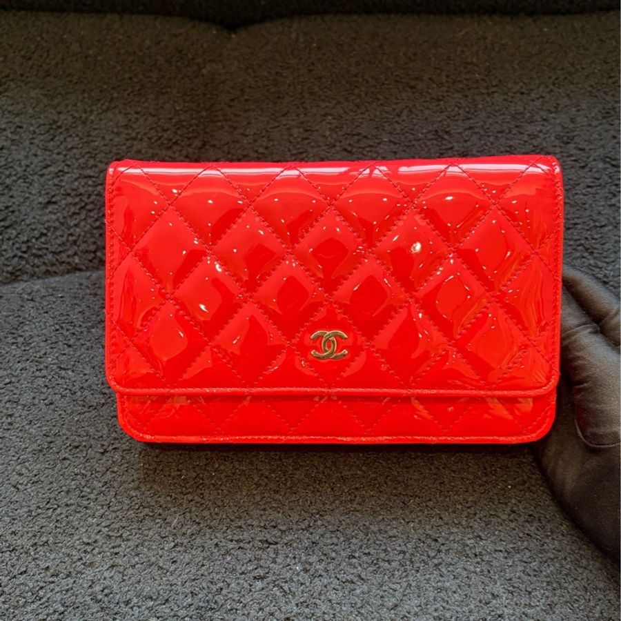 Chanel香奈兒漆皮發財woc玫紅色銀扣 中號19開經典凌格紋-1