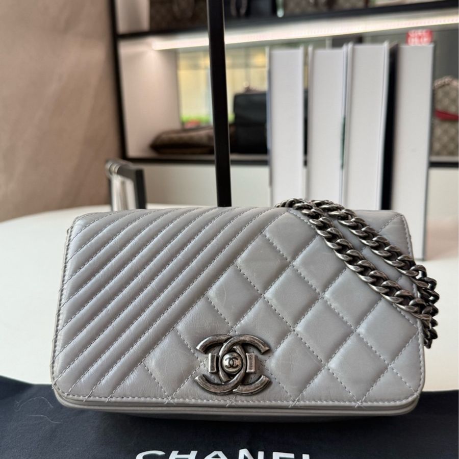 20開 Chanel/香奈兒coco boy淡灰色雙鏈條油蠟皮單肩斜挎鏈條包 尺寸:20*11 98新-0