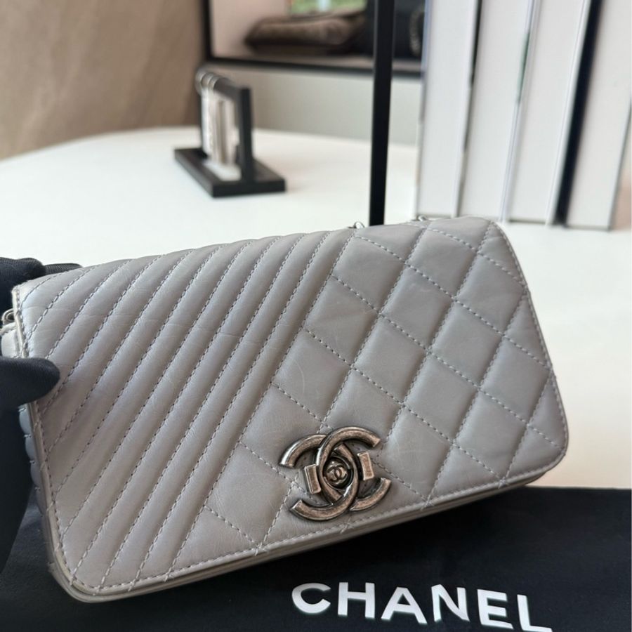 20開 Chanel/香奈兒coco boy淡灰色雙鏈條油蠟皮單肩斜挎鏈條包 尺寸:20*11 98新-1