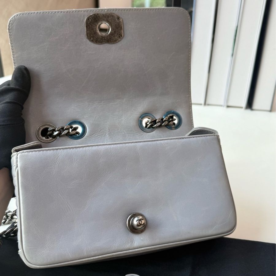 20開 Chanel/香奈兒coco boy淡灰色雙鏈條油蠟皮單肩斜挎鏈條包 尺寸:20*11 98新-6