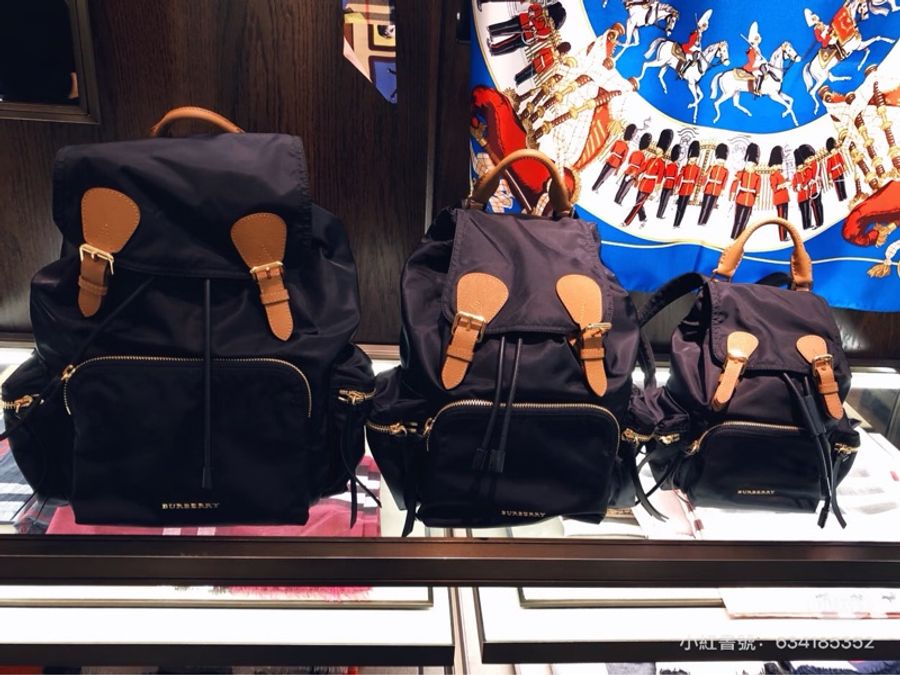 《仙闆名牌精品》Burberry rucksack 黑金 中號 尼龍 後背包 雙肩包 手提包 肩背包-6