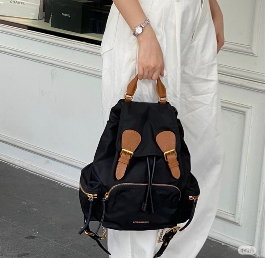 《仙闆名牌精品》Burberry rucksack 黑金 中號 尼龍 後背包 雙肩包 手提包 肩背包-7