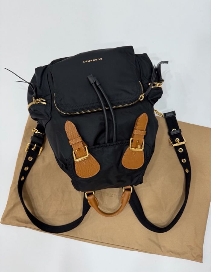 《仙闆名牌精品》Burberry rucksack 黑金 中號 尼龍 後背包 雙肩包 手提包 肩背包-11