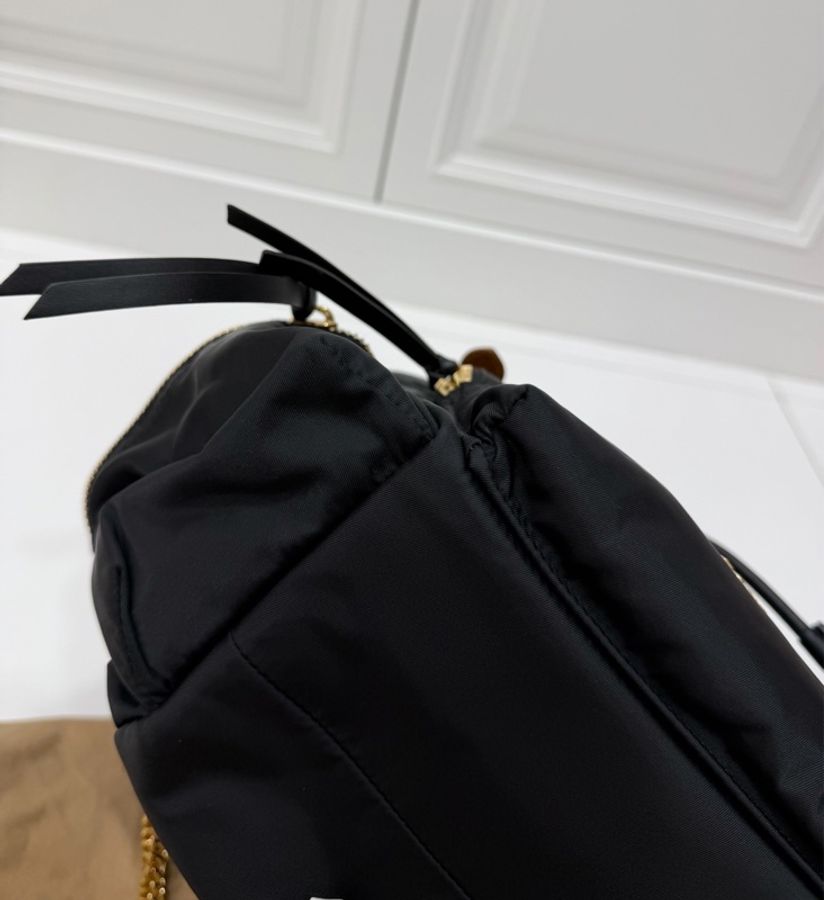 《仙闆名牌精品》Burberry rucksack 黑金 中號 尼龍 後背包 雙肩包 手提包 肩背包-21