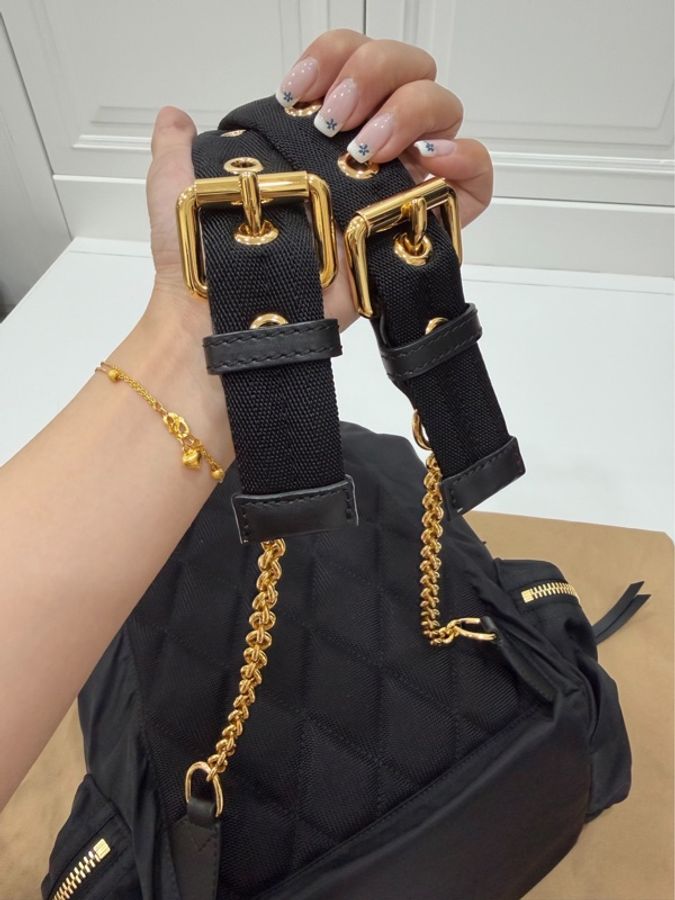 《仙闆名牌精品》Burberry rucksack 黑金 中號 尼龍 後背包 雙肩包 手提包 肩背包-25
