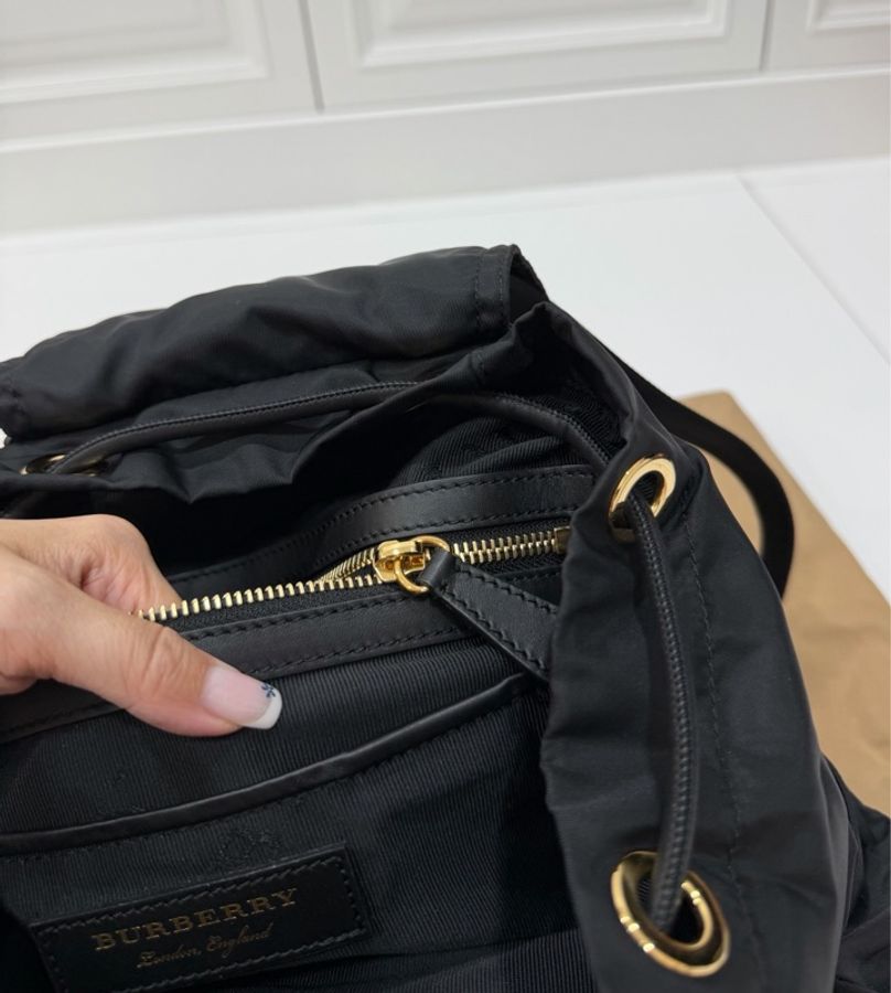 《仙闆名牌精品》Burberry rucksack 黑金 中號 尼龍 後背包 雙肩包 手提包 肩背包-33
