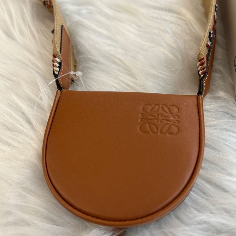 Loewe 小斜跨包 附原盒-1