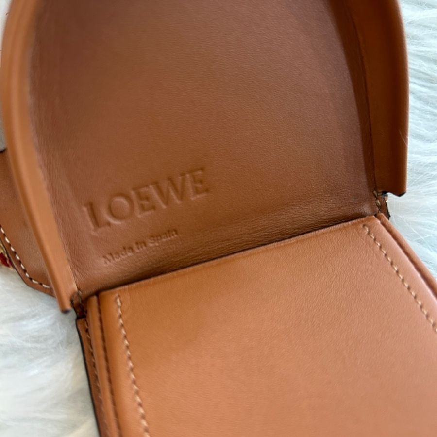 Loewe 小斜跨包 附原盒-3