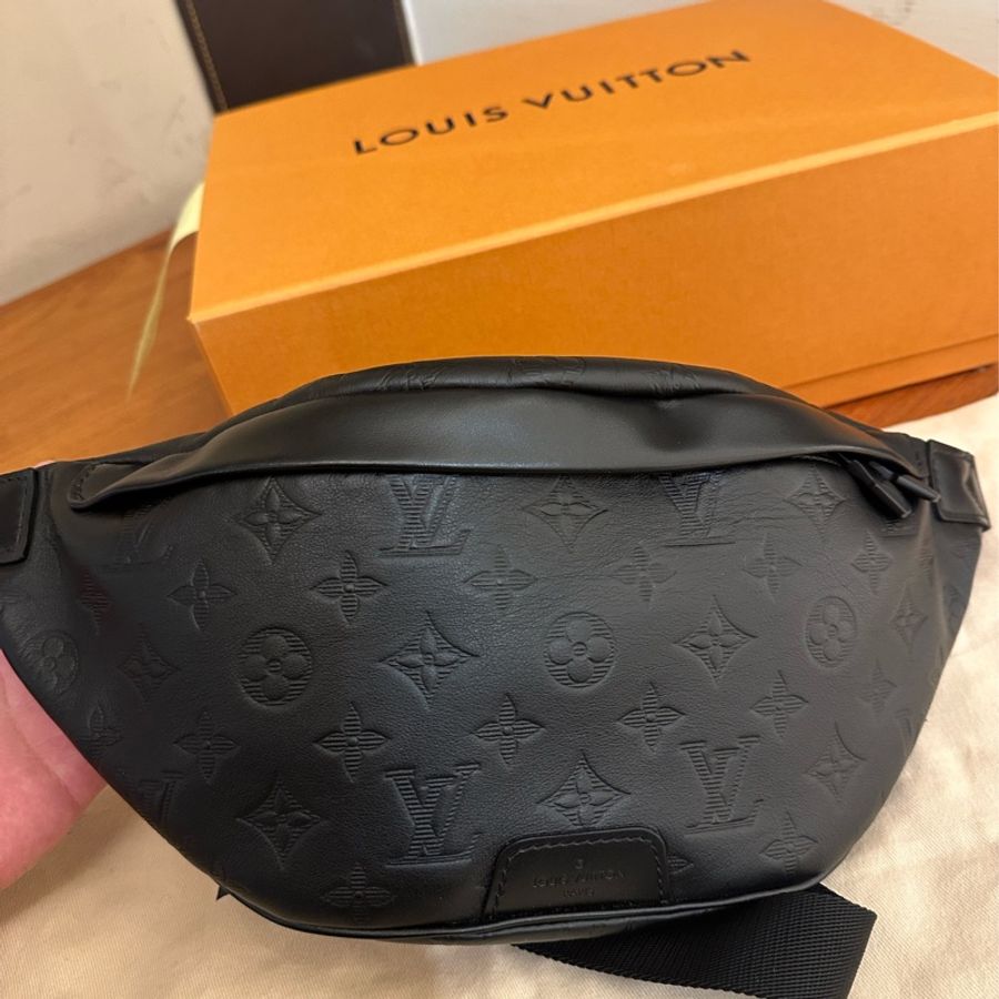 LV 黑壓紋超好看男用胸口包 不要再錯過了-0