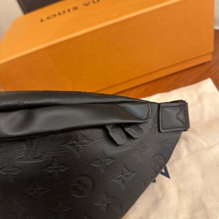 LV 黑壓紋超好看男用胸口包 不要再錯過了-1