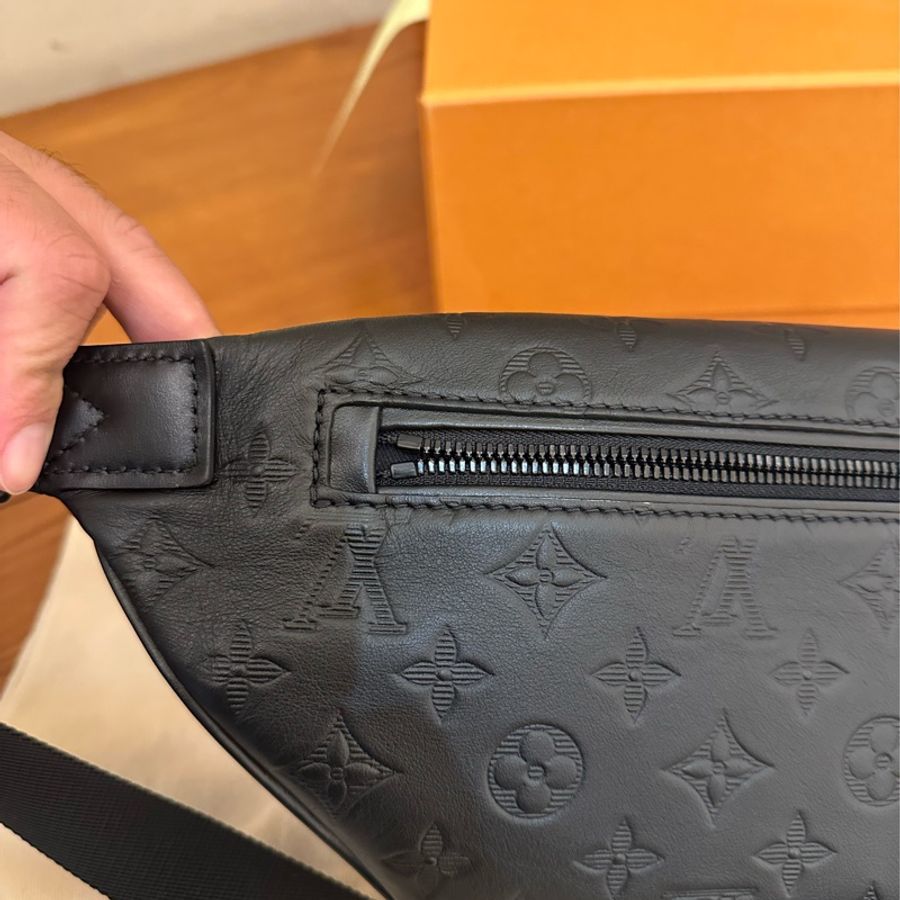 LV 黑壓紋超好看男用胸口包 不要再錯過了-4