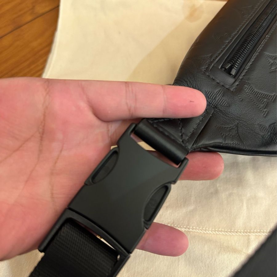 LV 黑壓紋超好看男用胸口包 不要再錯過了-7
