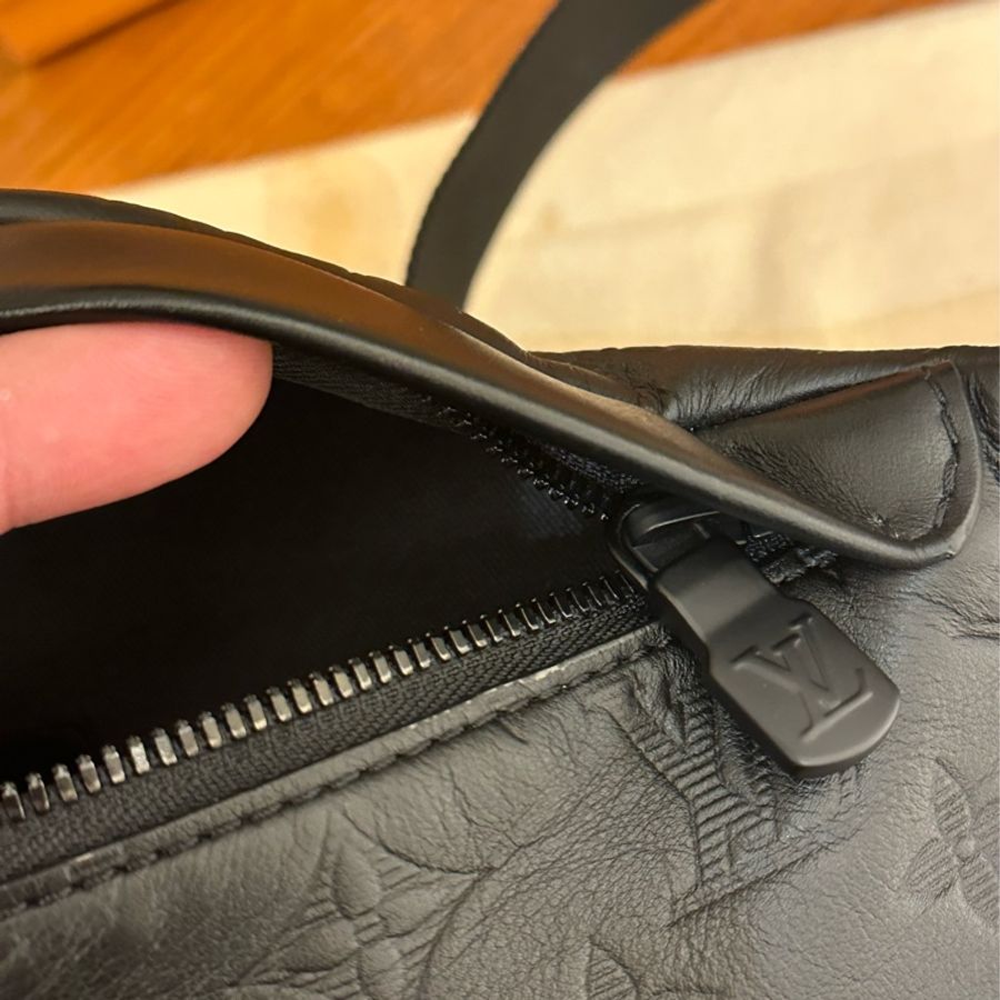 LV 黑壓紋超好看男用胸口包 不要再錯過了-11