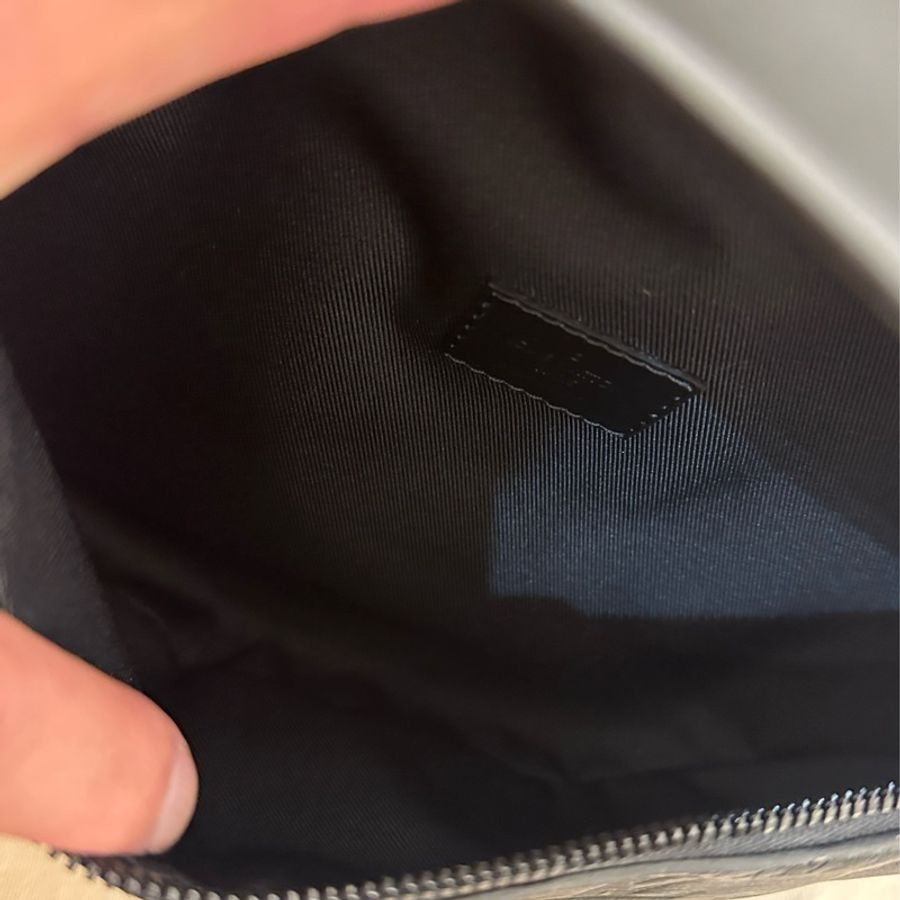 LV 黑壓紋超好看男用胸口包 不要再錯過了-13