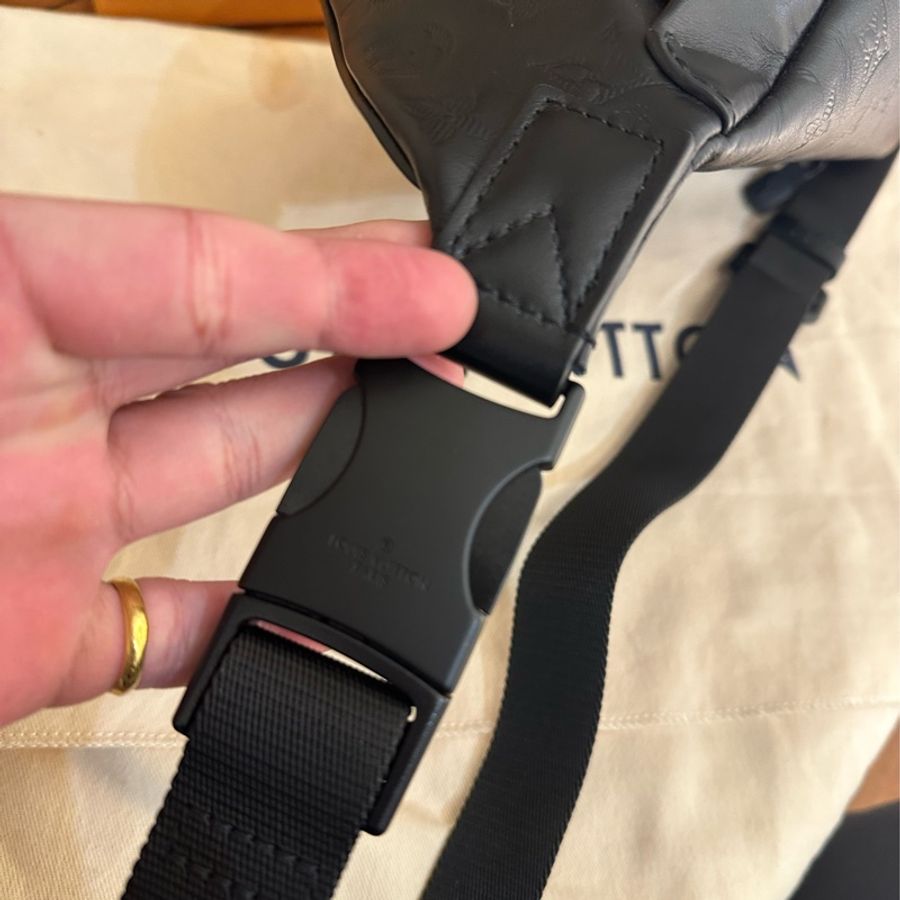 LV 黑壓紋超好看男用胸口包 不要再錯過了-19