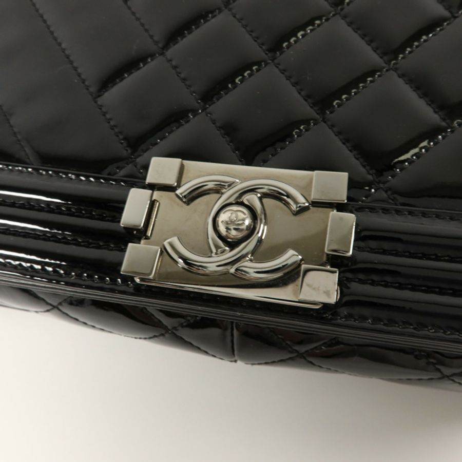 CHANEL 漆皮皮革Boy 28鏈帶肩背袋-10