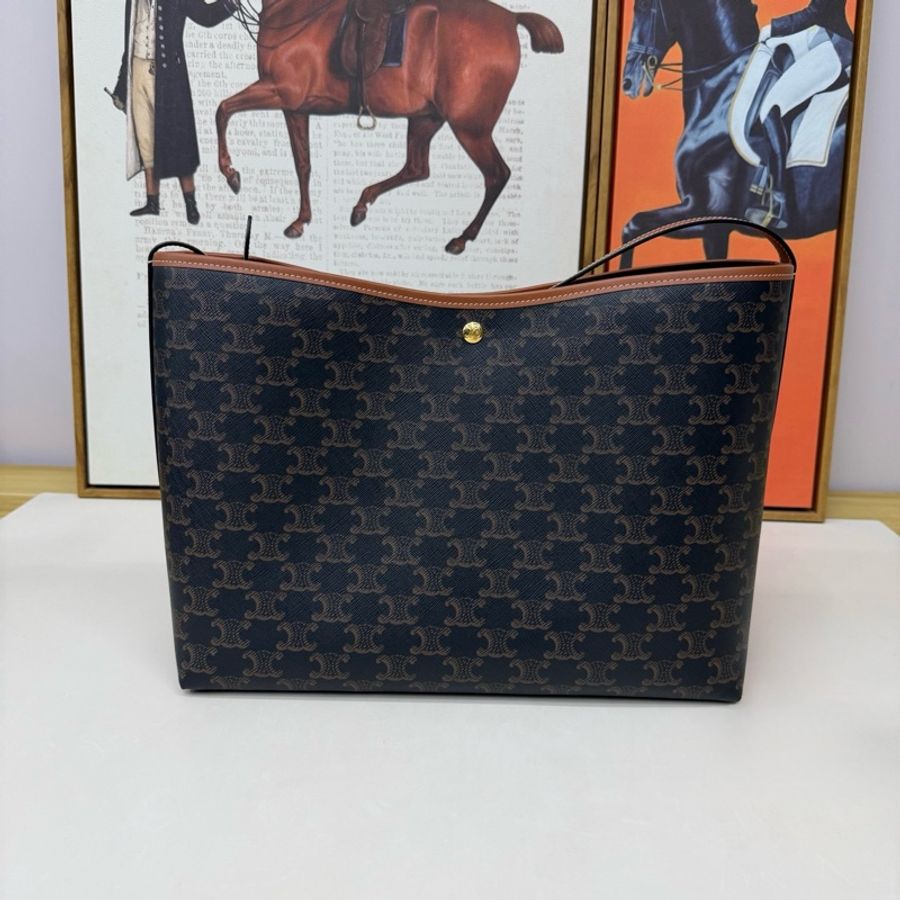99新✨CELINE賽琳 SOFT SHOPPER 棕色塗層帆布凱旋門單肩包斜背包 金色五金 附件:塵袋-1