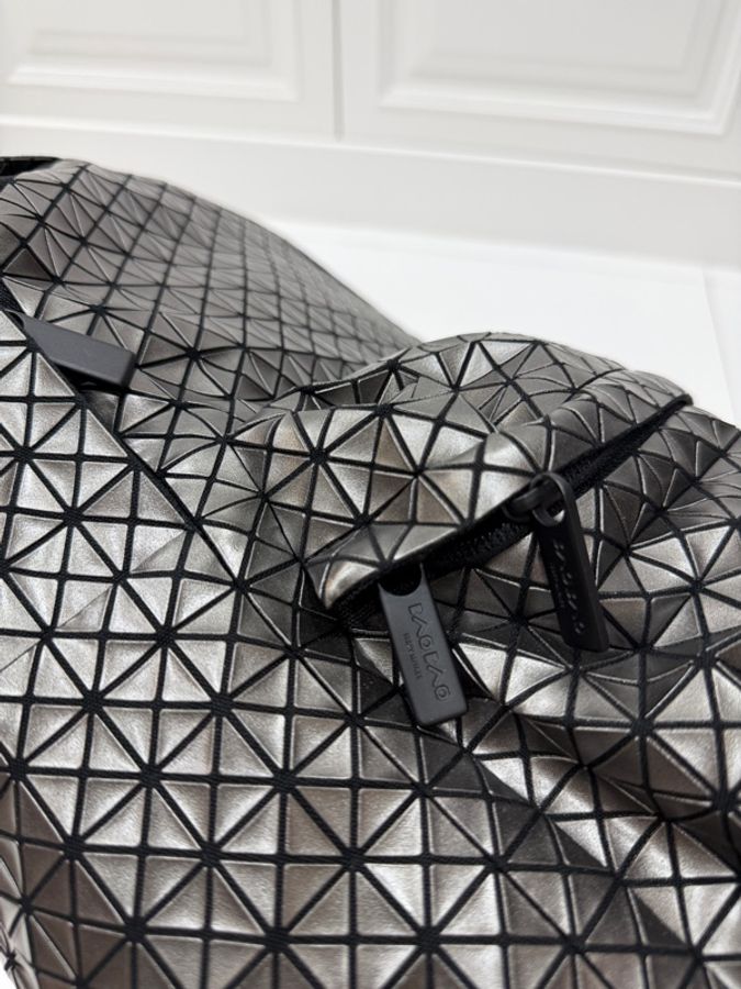 《仙闆名牌精品》ISSEY MIYAKE 三宅一生 BAOBAO 金屬 鐵灰色 壓印方格 後背包 肩背包 手提包-15