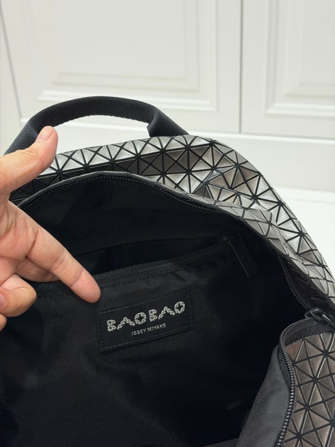 《仙闆名牌精品》ISSEY MIYAKE 三宅一生 BAOBAO 金屬 鐵灰色 壓印方格 後背包 肩背包 手提包-17