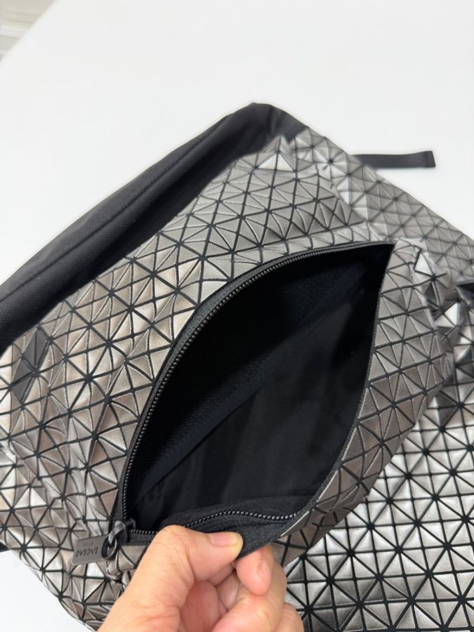 《仙闆名牌精品》ISSEY MIYAKE 三宅一生 BAOBAO 金屬 鐵灰色 壓印方格 後背包 肩背包 手提包-18