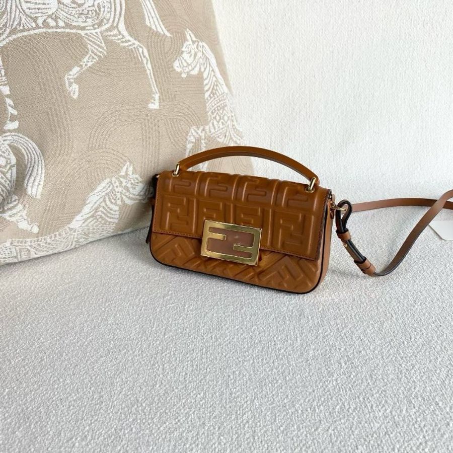 Fendi Baguette全皮浮雕mini法棍包 18*10*2.5 焦糖色 98新配件塵袋 保卡-5