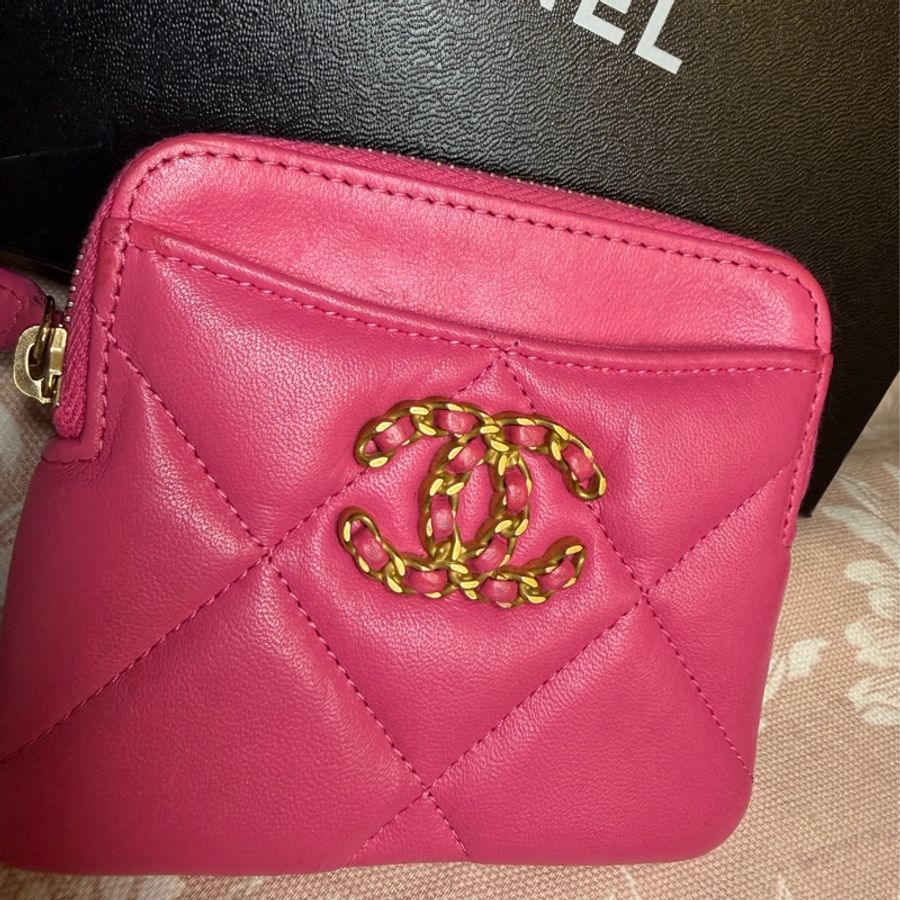 香奈兒 櫻花粉 芭比粉 零錢 吐司包 短夾 多用途錢包 卡包 chanel 19 pink Quilted Chanel 19 Zip Card Holder Wallet Pink-1