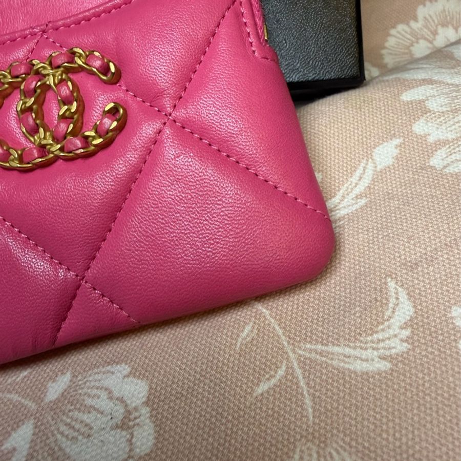 香奈兒 櫻花粉 芭比粉 零錢 吐司包 短夾 多用途錢包 卡包 chanel 19 pink Quilted Chanel 19 Zip Card Holder Wallet Pink-4