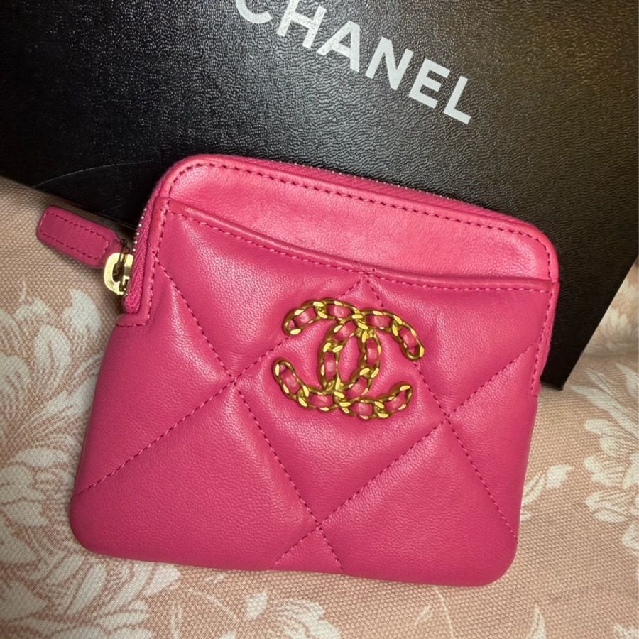 香奈兒 櫻花粉 芭比粉 零錢 吐司包 短夾 多用途錢包 卡包 chanel 19 pink Quilted Chanel 19 Zip Card Holder Wallet Pink-5
