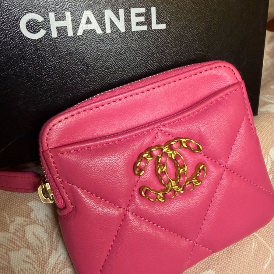 香奈兒 櫻花粉 芭比粉 零錢 吐司包 短夾 多用途錢包 卡包 chanel 19 pink Quilted Chanel 19 Zip Card Holder Wallet Pink-7