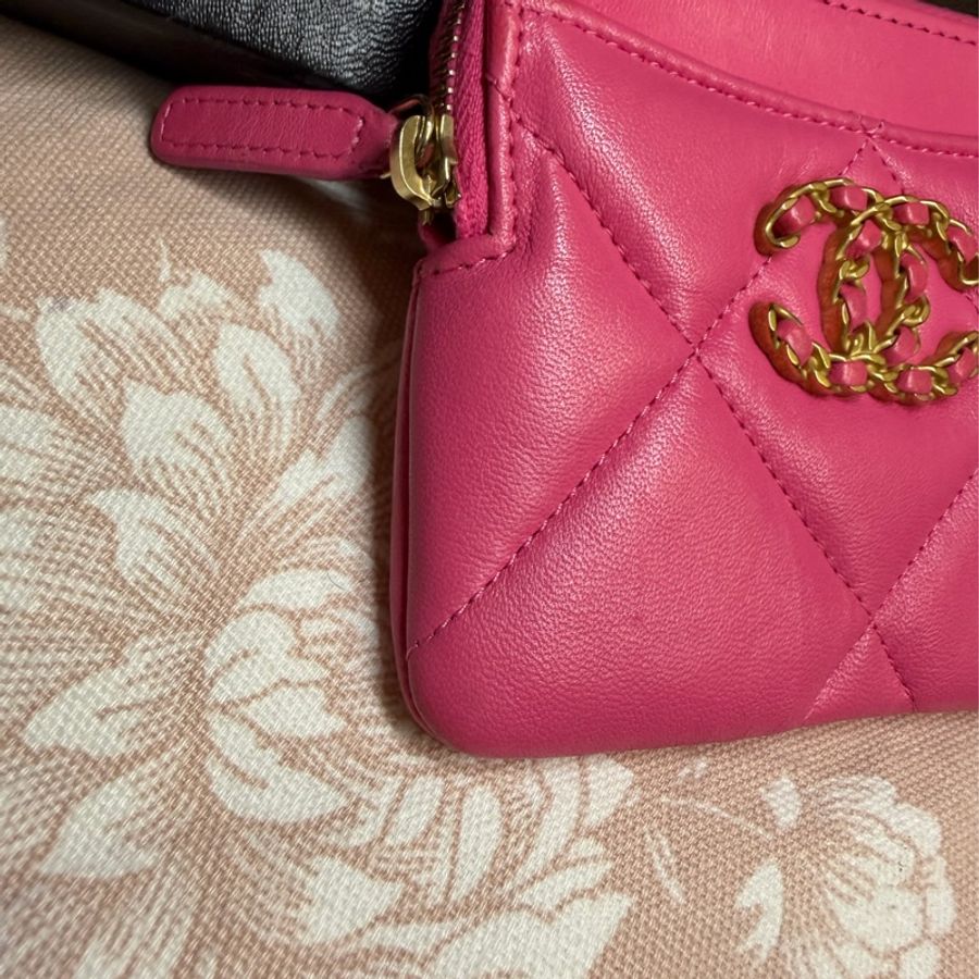 香奈兒 櫻花粉 芭比粉 零錢 吐司包 短夾 多用途錢包 卡包 chanel 19 pink Quilted Chanel 19 Zip Card Holder Wallet Pink-8