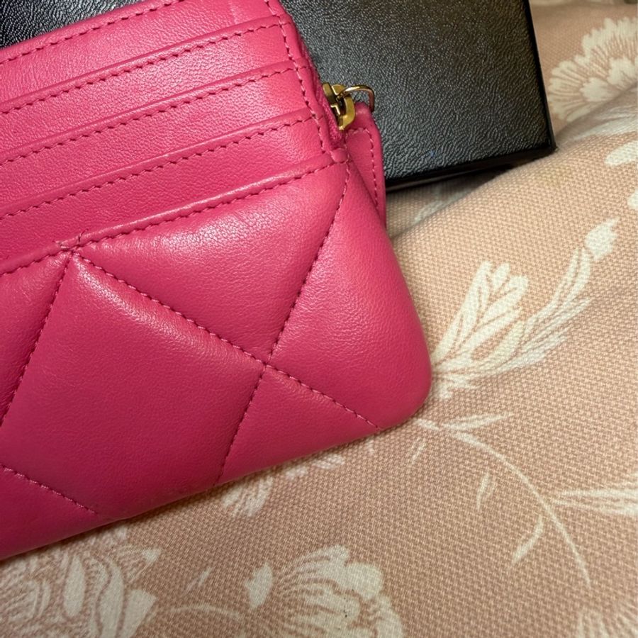 香奈兒 櫻花粉 芭比粉 零錢 吐司包 短夾 多用途錢包 卡包 chanel 19 pink Quilted Chanel 19 Zip Card Holder Wallet Pink-11
