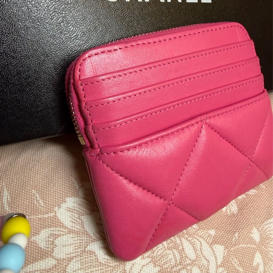 香奈兒 櫻花粉 芭比粉 零錢 吐司包 短夾 多用途錢包 卡包 chanel 19 pink Quilted Chanel 19 Zip Card Holder Wallet Pink-13