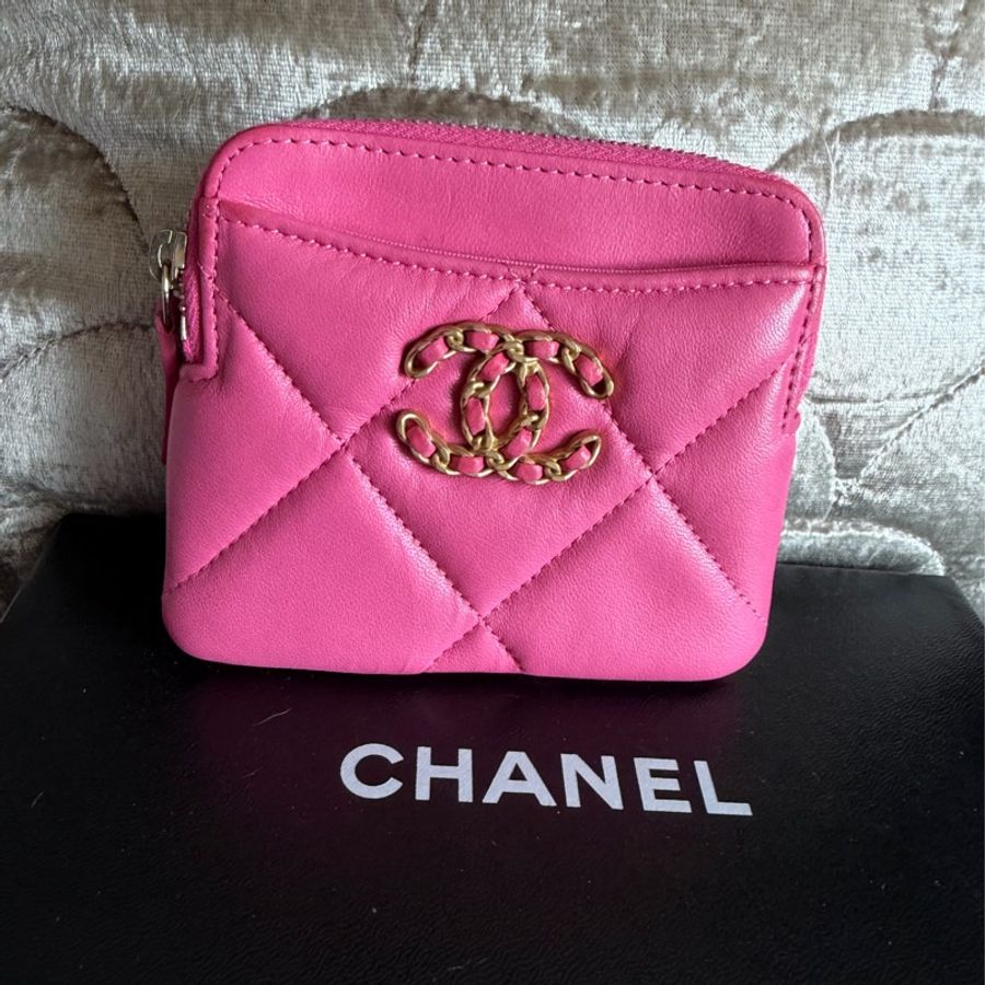 香奈兒 櫻花粉 芭比粉 零錢 吐司包 短夾 多用途錢包 卡包 chanel 19 pink Quilted Chanel 19 Zip Card Holder Wallet Pink-0